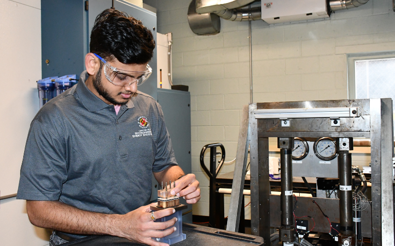 Het Mevada assembling an elastocaloric prototype in the lab