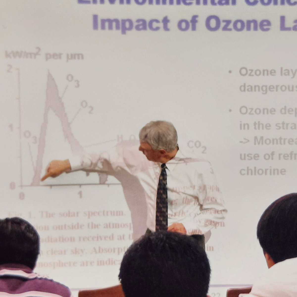 Reinhard Radermacher presenting a lecture on the ozone layer